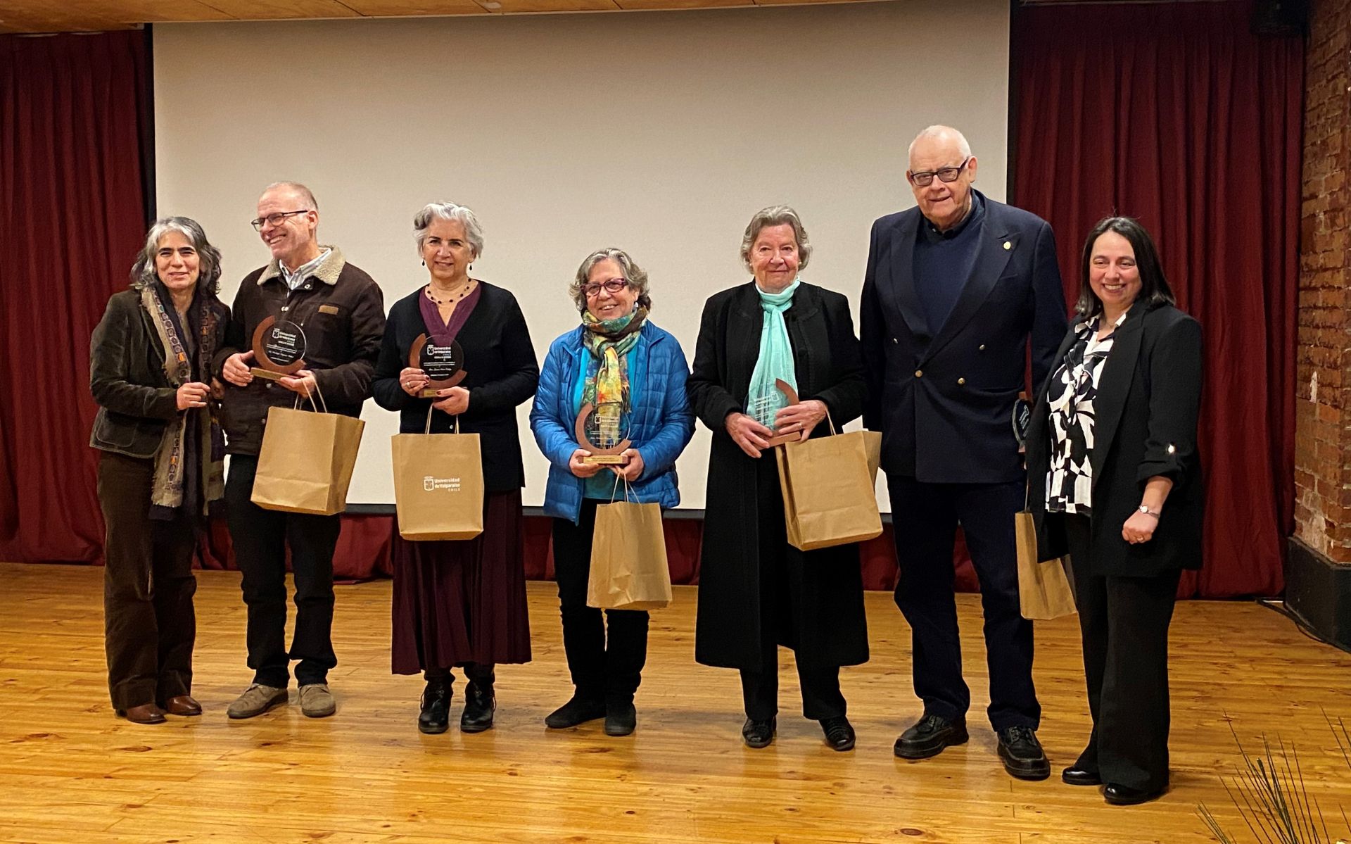 Universidad De Valpara So Acad Micas Realizan Documental Hitos De La